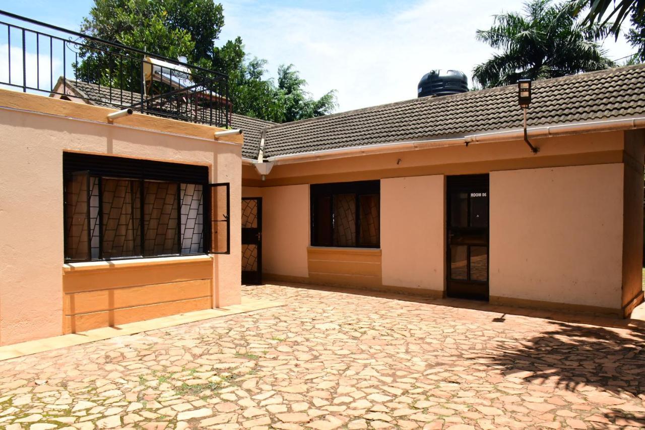 Golden Cherries Guest House Jinja Exterior photo