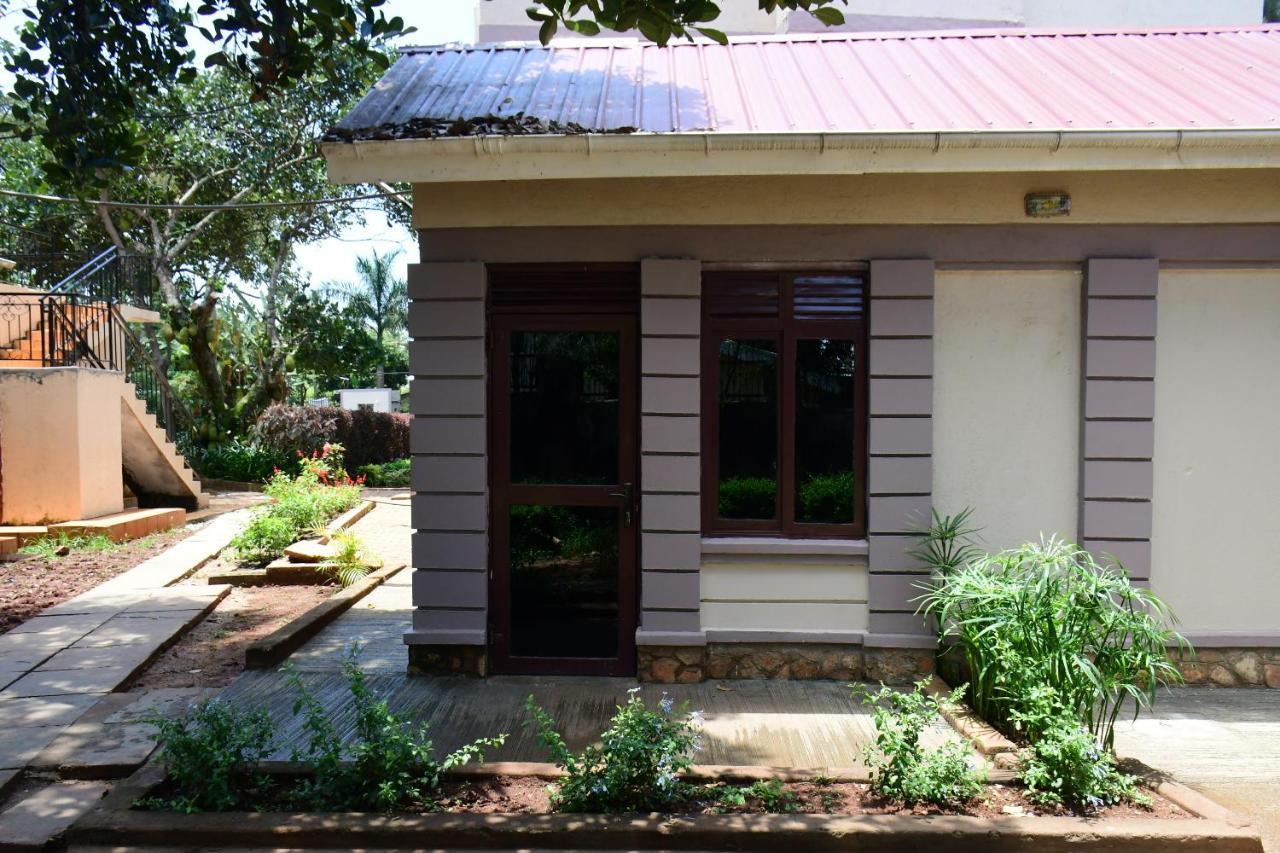 Golden Cherries Guest House Jinja Exterior photo