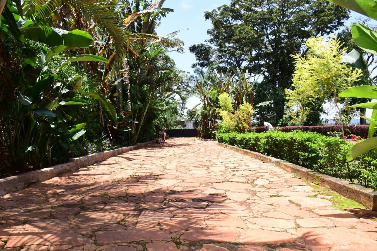 Golden Cherries Guest House Jinja Exterior photo