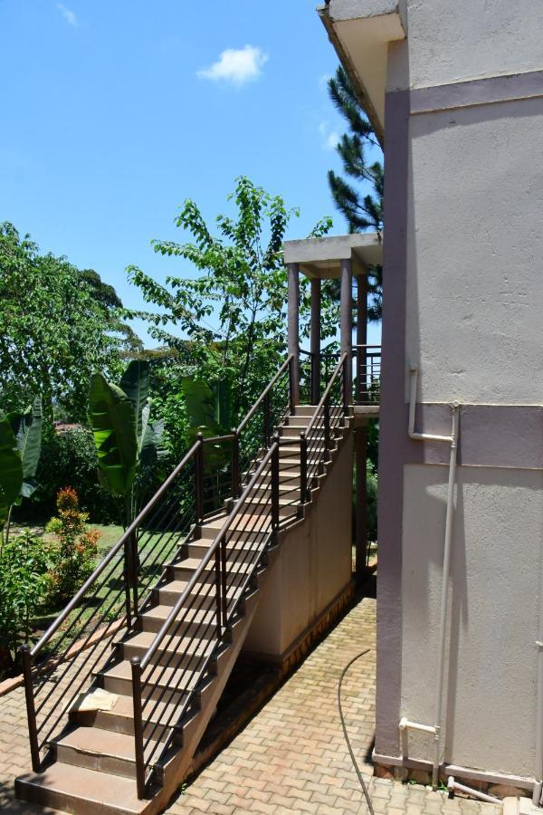 Golden Cherries Guest House Jinja Exterior photo